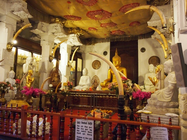 Une des salles du temple de la dent dédiée à Bouddha.