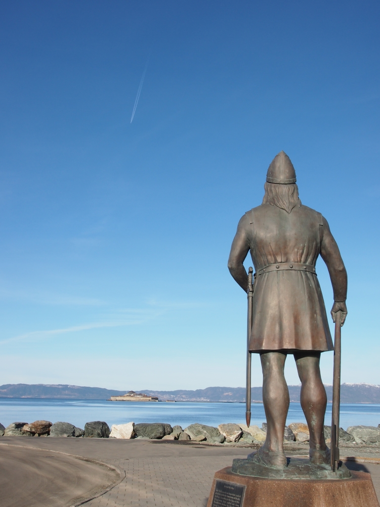Statue de Viking face à la mer à Trondheim